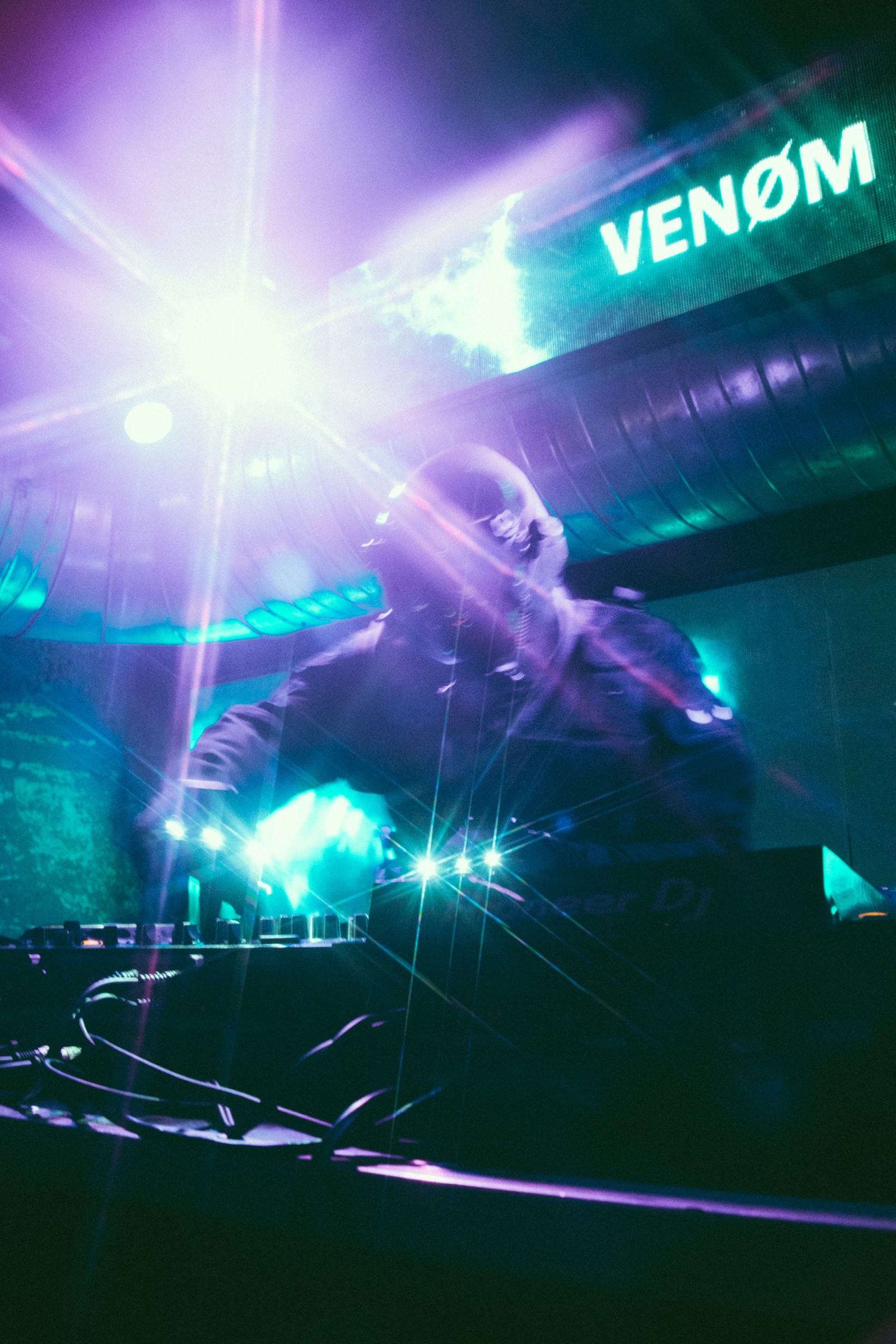 VENØM durante APOLLO 11 en Hangar 48 — fotografía 3 de Sainthood666x