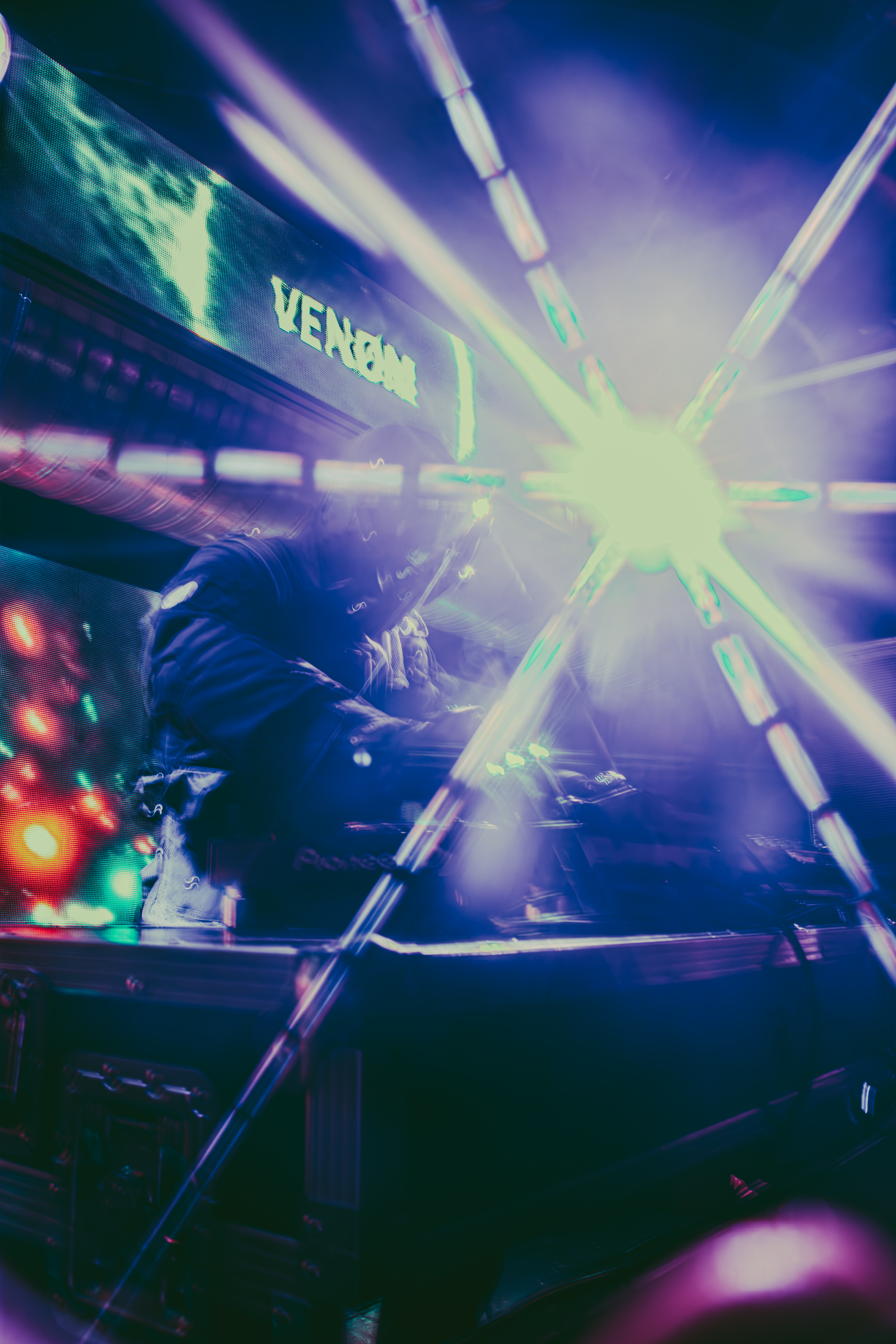 VENØM durante APOLLO 11 en Hangar 48 — fotografía 10 de Sainthood666x