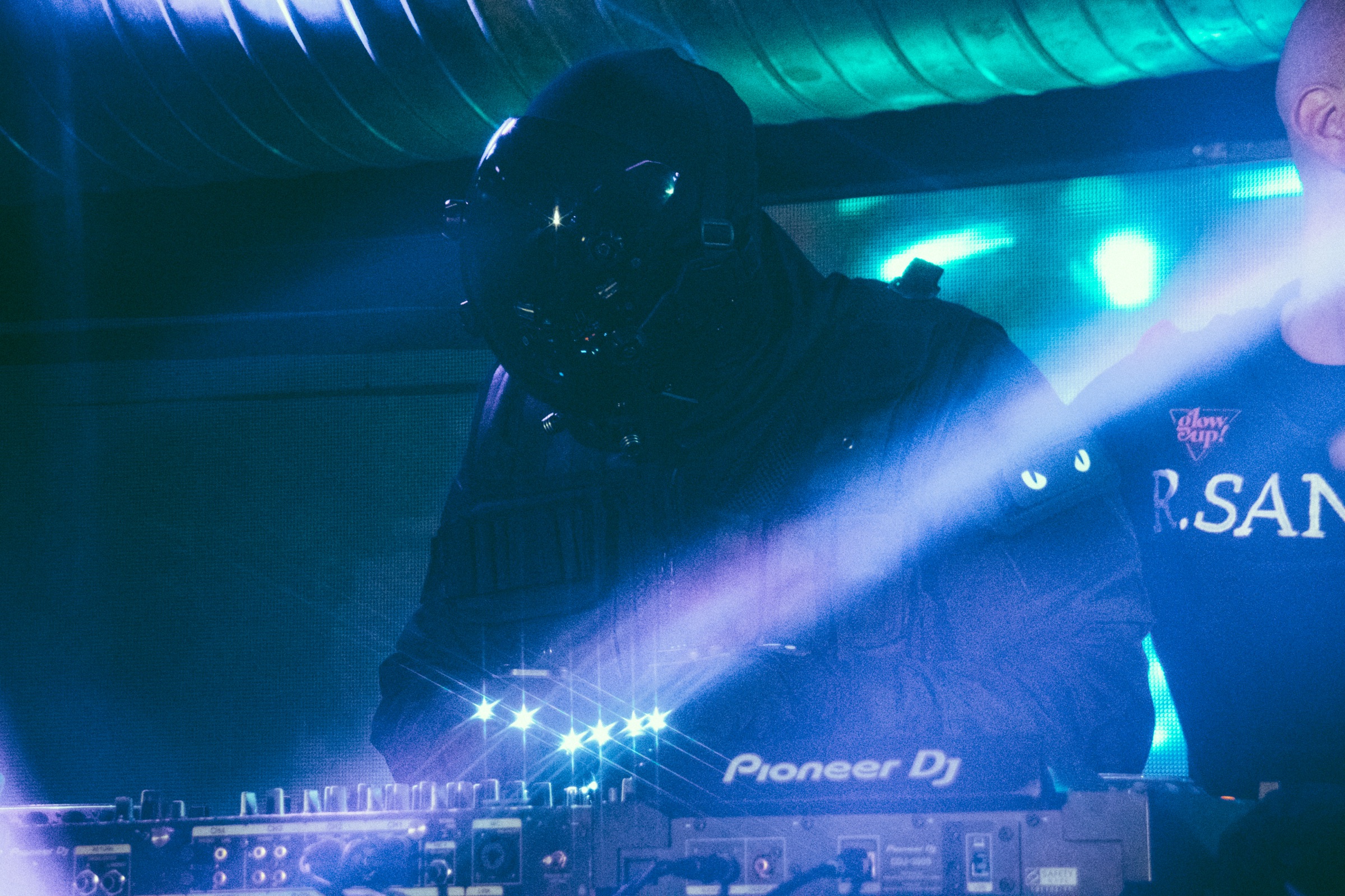 VENØM durante APOLLO 11 en Hangar 48 — fotografía 7 de Sainthood666x