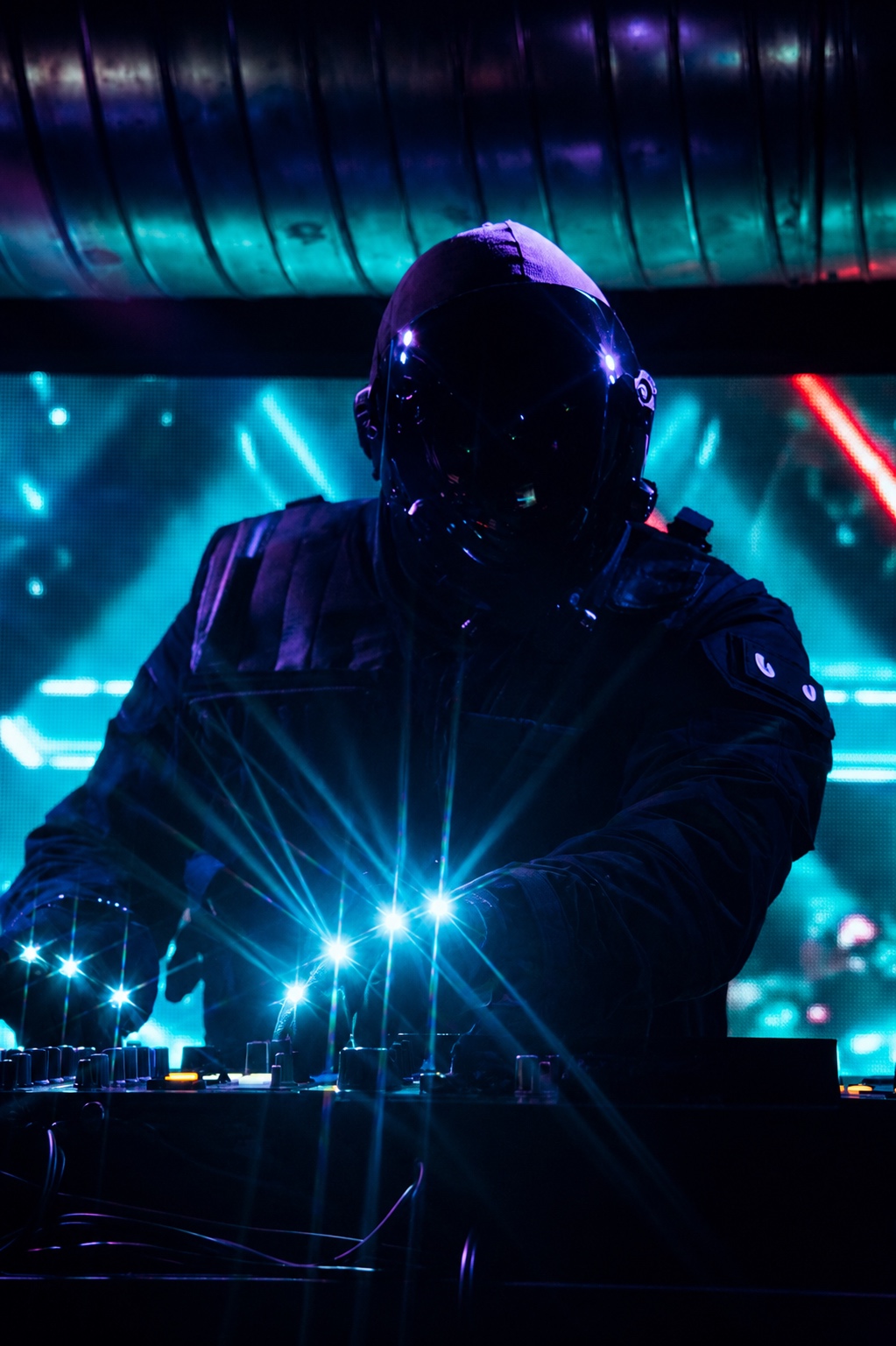 VENØM durante una actuación de DJ en Hangar 48